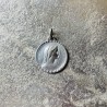 Petite médaille ronde en plaqué or signée Tairac.