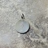 Petite médaille ronde en plaqué or signée Tairac.