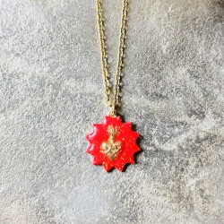 Collier ex voto de couleurs.