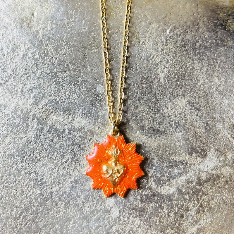 Collier ex voto de couleurs.