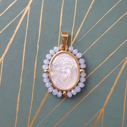 Médaille du Cœur Sacré. en pure nacre, et perles de cristal.