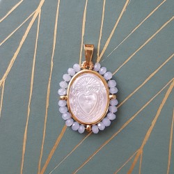 Médaille du Cœur Sacré. en pure nacre, et perles de cristal.