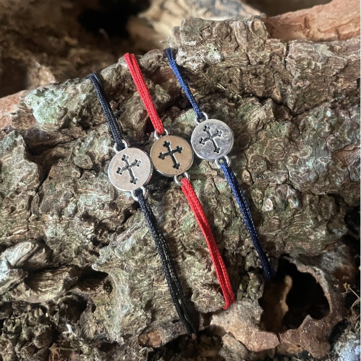Bracelet coulissant médaille croix trilobée.
