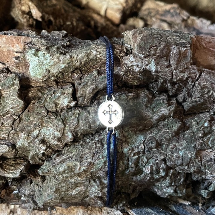 Bracelet coulissant médaille croix trilobée.