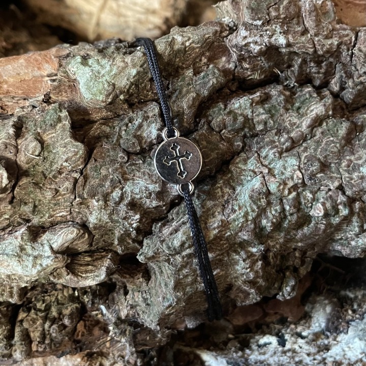 Bracelet coulissant médaille croix trilobée.
