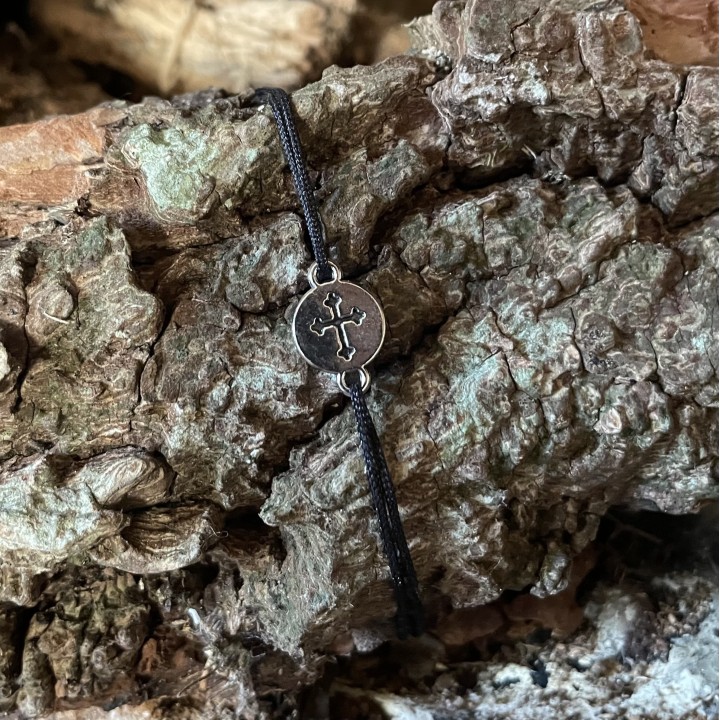 Bracelet coulissant médaille croix trilobée.