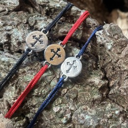 Bracelet coulissant médaille croix trilobée.